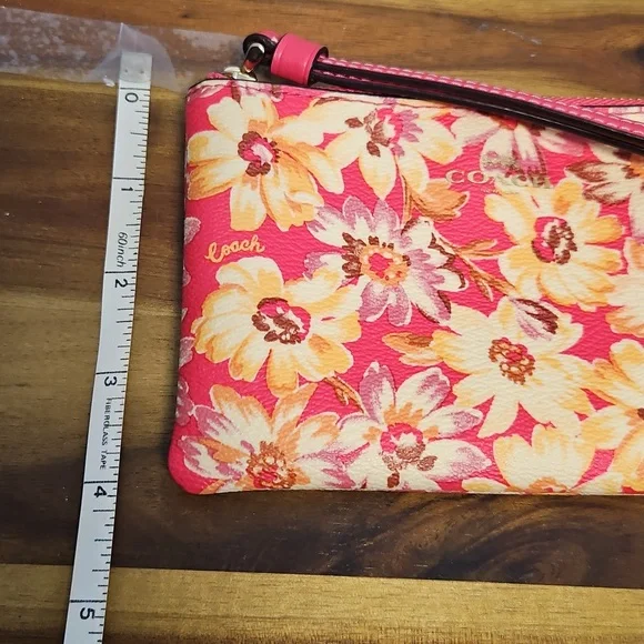 Coach Vintage Daisy Print Wristlet - Picture 2 of 5